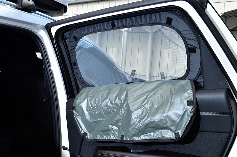 CX-8では、アウトドアで活躍する「サイドタープ」（2万4840円）、「ベッドクッション［2枚両側、ベンチシート車用］」（7万9920円）、「ウインドシェード（サイド・リア）」（4万3200円）といったさまざまなアクセサリーを用意する