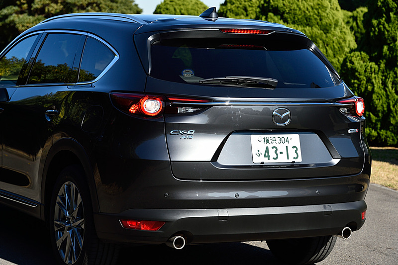 CX-8では静粛性を高めるため、ワイパー取り付けを低い位置に変更するとともに、ドアパーティングシールの構造変更を行ない段差や隙間を低減するなど、風騒音の発生を抑制