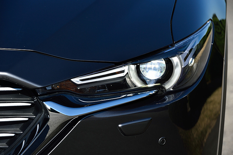 「XD L Package」ではアダプティブ・LED・ヘッドライト、スマート・ブレーキ・サポート（SBS）＆マツダ・レーダー・クルーズ・コントロール（MRCC）、レーンキープ・アシスト・システム（LAS）といった先進の安全装備を標準装備