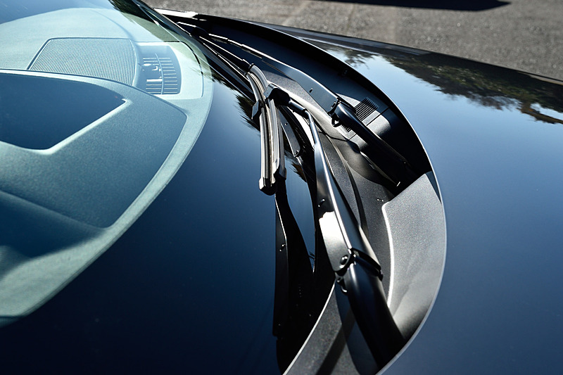 CX-8では静粛性を高めるため、ワイパー取り付けを低い位置に変更するとともに、ドアパーティングシールの構造変更を行ない段差や隙間を低減するなど、風騒音の発生を抑制