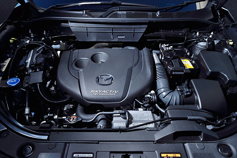 CX-8は全グレードで直列4気筒DOHC 2.2リッター直噴ディーゼルターボエンジンを搭載し、最高出力140kW（190PS）/4500rpm、最大トルク450Nm（45.9kgm）/2000rpmを発生