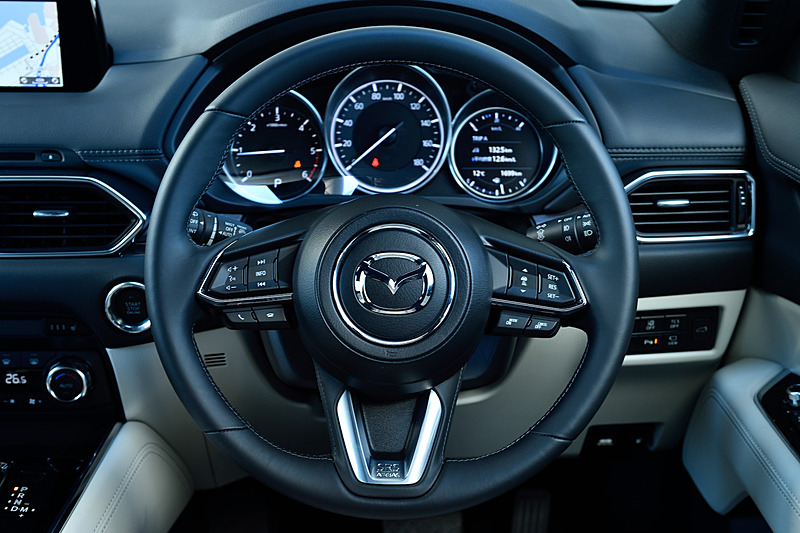 ナッパレザーを用いた「XD L Package」のインテリア（ピュアホワイト）では、日本市場向けの新世代商品群として初めて本物の木を素材に用いる「本杢」加飾を採用。1～3列目で会話が楽しめるよう静粛性にこだわり、室内天井部やDピラー付近に吸音材を配置。2列目中央には収納機能付きのコンソールボックスが備わり、エクスクルーシブな空間を演出