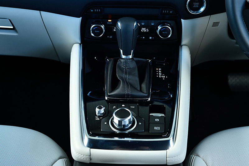 ナッパレザーを用いた「XD L Package」のインテリア（ピュアホワイト）では、日本市場向けの新世代商品群として初めて本物の木を素材に用いる「本杢」加飾を採用。1～3列目で会話が楽しめるよう静粛性にこだわり、室内天井部やDピラー付近に吸音材を配置。2列目中央には収納機能付きのコンソールボックスが備わり、エクスクルーシブな空間を演出