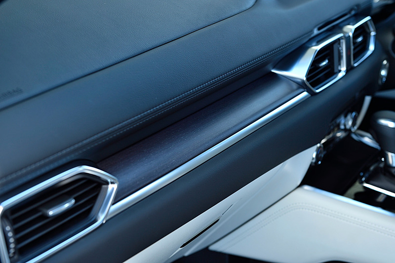 ナッパレザーを用いた「XD L Package」のインテリア（ピュアホワイト）では、日本市場向けの新世代商品群として初めて本物の木を素材に用いる「本杢」加飾を採用。1～3列目で会話が楽しめるよう静粛性にこだわり、室内天井部やDピラー付近に吸音材を配置。2列目中央には収納機能付きのコンソールボックスが備わり、エクスクルーシブな空間を演出