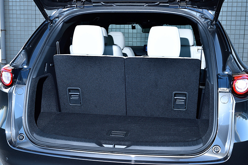 ラゲッジスペース。定員乗車時にはゴルフバッグ2個を積載できる239L、3列目シートを倒すと67型のスーツケース3個を積載できる572Lの容量を確保した。床下には容量65Lのサブトランクも用意される