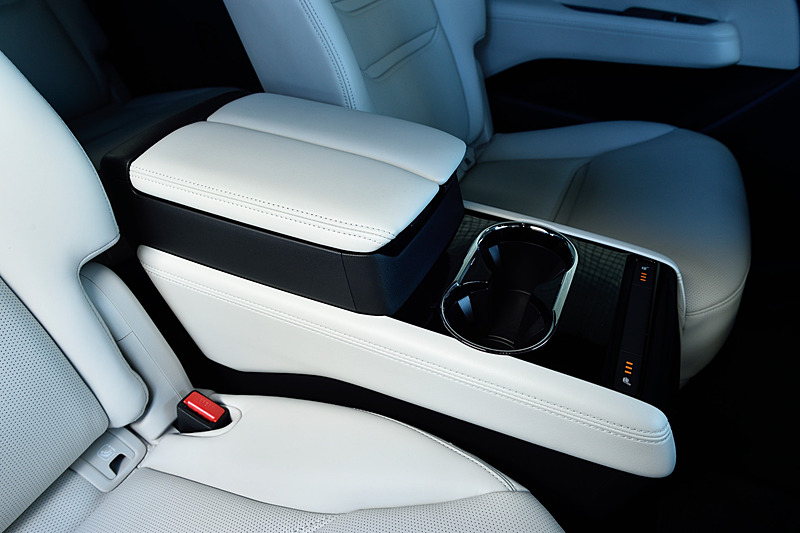 ナッパレザーを用いた「XD L Package」のインテリア（ピュアホワイト）では、日本市場向けの新世代商品群として初めて本物の木を素材に用いる「本杢」加飾を採用。1～3列目で会話が楽しめるよう静粛性にこだわり、室内天井部やDピラー付近に吸音材を配置。2列目中央には収納機能付きのコンソールボックスが備わり、エクスクルーシブな空間を演出