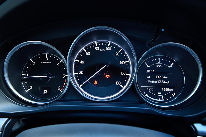 ナッパレザーを用いた「XD L Package」のインテリア（ピュアホワイト）では、日本市場向けの新世代商品群として初めて本物の木を素材に用いる「本杢」加飾を採用。1～3列目で会話が楽しめるよう静粛性にこだわり、室内天井部やDピラー付近に吸音材を配置。2列目中央には収納機能付きのコンソールボックスが備わり、エクスクルーシブな空間を演出