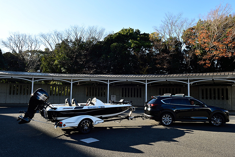 CX-8では750kg以下のキャンピングトレーラーなどをトーイング（けん引）することが可能で、けん引時の走行安定性を高めるため「トレーラー・スタビリティ・アシスト（TSA）」と呼ばれるブレーキ制御を全車に標準装備する