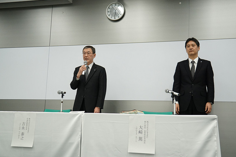 株式会社SUBARU 代表取締役社長 吉永泰之氏（左）と、同 執行役員 品質保証本部長 大崎篤氏（右）が記者会見に出席