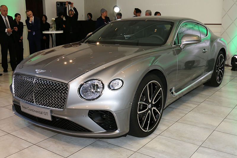 ボディサイズは4850×1954（ミラー閉）×1405mm（全長×全幅×全高）、ホイールベースは2851mm。コンポジット材となるトランクリッド以外のボディパネルはアルミニウム製となり、車両重量は2244kg