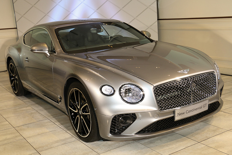 ボディサイズは4850×1954（ミラー閉）×1405mm（全長×全幅×全高）、ホイールベースは2851mm。コンポジット材となるトランクリッド以外のボディパネルはアルミニウム製となり、車両重量は2244kg