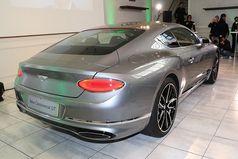 ボディサイズは4850×1954（ミラー閉）×1405mm（全長×全幅×全高）、ホイールベースは2851mm。コンポジット材となるトランクリッド以外のボディパネルはアルミニウム製となり、車両重量は2244kg