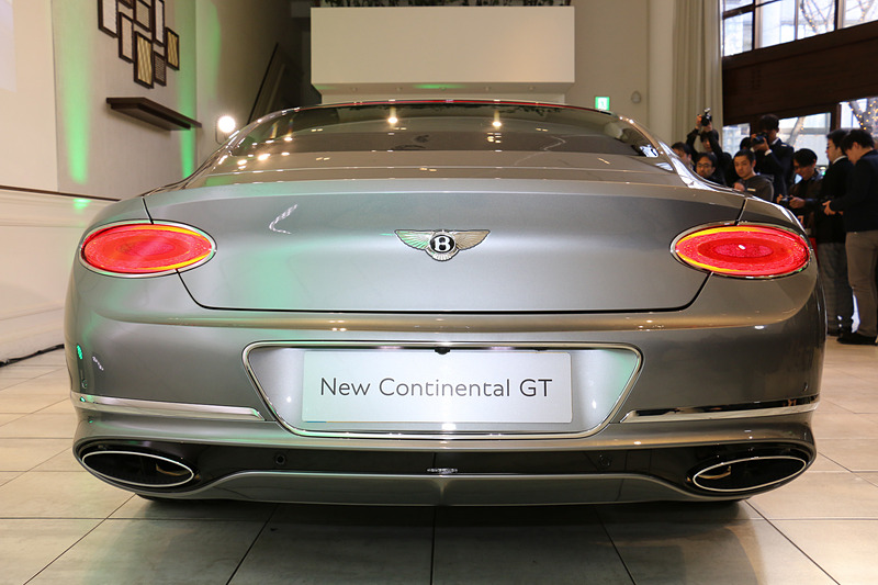 ボディサイズは4850×1954（ミラー閉）×1405mm（全長×全幅×全高）、ホイールベースは2851mm。コンポジット材となるトランクリッド以外のボディパネルはアルミニウム製となり、車両重量は2244kg