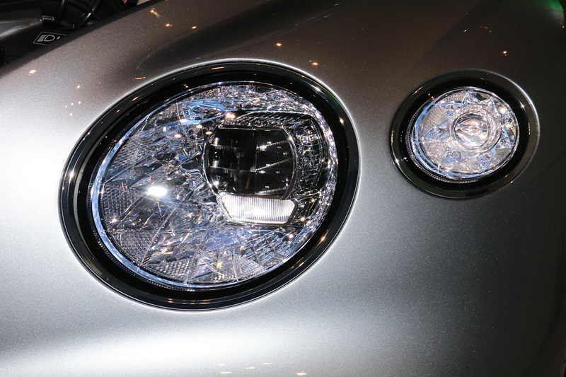 フルLEDヘッドライトはLEDマトリックステクノロジーを備えており、先行車や対向車に照射しないハイビームアシストの機能を持つ。また、灯体のリフレクターはクリスタルガラスのカット技術で構成され、LEDの光をダイヤモンドのように美しく反射するという。ボディ外側のライトは、ベントレーの頭文字であるBを中央に配置