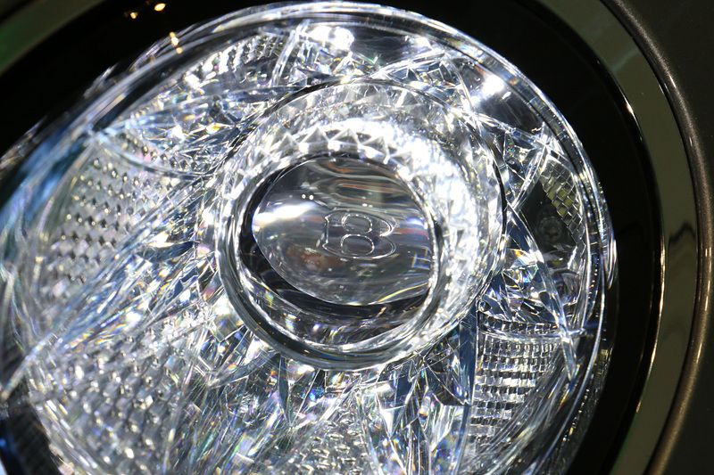 フルLEDヘッドライトはLEDマトリックステクノロジーを備えており、先行車や対向車に照射しないハイビームアシストの機能を持つ。また、灯体のリフレクターはクリスタルガラスのカット技術で構成され、LEDの光をダイヤモンドのように美しく反射するという。ボディ外側のライトは、ベントレーの頭文字であるBを中央に配置