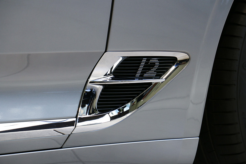 フロントタイヤの後方に、W型12気筒エンジンを搭載することを意味する「12バッヂ」を備えたウィングベントを設定