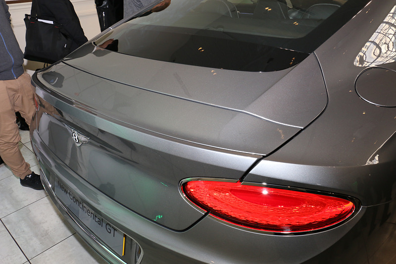 高速走行時の安定性を高めるため、トランクリッドにポップアップ式のリアスポイラーを内蔵。先代モデルではリアウィンドウの後方に配置していたが、車体の最後端に移動された