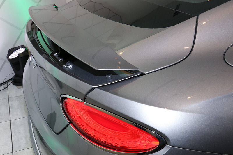 高速走行時の安定性を高めるため、トランクリッドにポップアップ式のリアスポイラーを内蔵。先代モデルではリアウィンドウの後方に配置していたが、車体の最後端に移動された