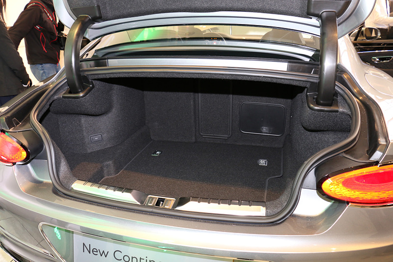 トランク容量は358L。なお、トランクリッドがコンポジット材となるのは、内部にアンテナ類を配置しており、電波を通す必要があるため