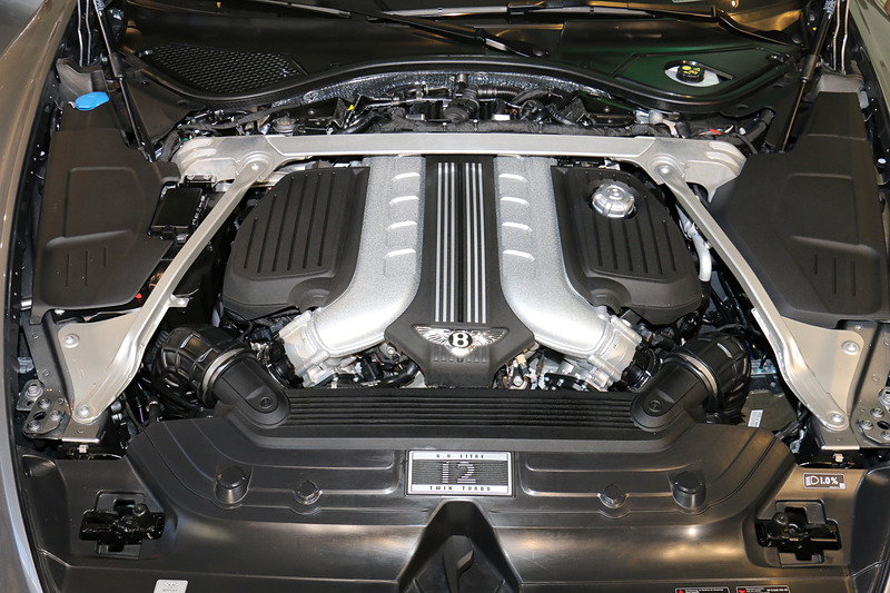 最高出力635PS/6000rpm、最大トルク900Nm/1350-4500rpmを発生し、気筒休止機構も備えるW型12気筒6.0リッター直噴ツインターボチャージドエンジン