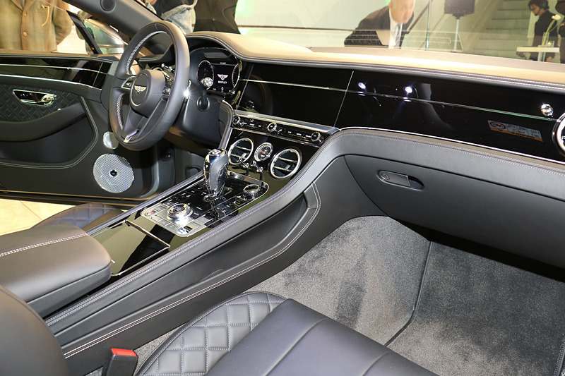 新型コンチネンタル GTのインパネ。正面のウッドパネルはクロームラインの上下で異なる色調を組み合わせた「デュアルベニア」を選択することもできる