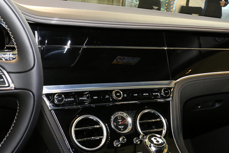 オプション設定となる「ベントレー ローテーションディスプレイ」。三角柱を横にしたような筐体の3面に、クリーンなウッドパネル、3つのアナログメーター、12.3インチ高精細タッチスクリーンの異なる機能を配置。インパネ内での一体感も高く、美しさと機能性を兼ね備える