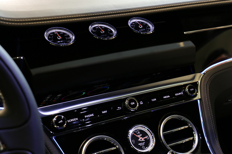 オプション設定となる「ベントレー ローテーションディスプレイ」。三角柱を横にしたような筐体の3面に、クリーンなウッドパネル、3つのアナログメーター、12.3インチ高精細タッチスクリーンの異なる機能を配置。インパネ内での一体感も高く、美しさと機能性を兼ね備える