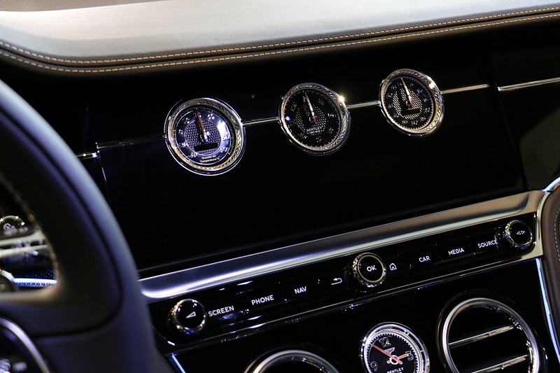 オプション設定となる「ベントレー ローテーションディスプレイ」。三角柱を横にしたような筐体の3面に、クリーンなウッドパネル、3つのアナログメーター、12.3インチ高精細タッチスクリーンの異なる機能を配置。インパネ内での一体感も高く、美しさと機能性を兼ね備える