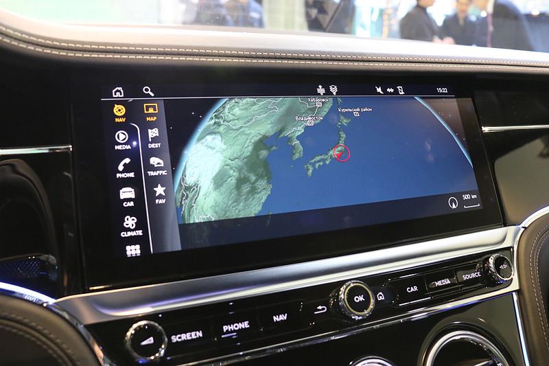 オプション設定となる「ベントレー ローテーションディスプレイ」。三角柱を横にしたような筐体の3面に、クリーンなウッドパネル、3つのアナログメーター、12.3インチ高精細タッチスクリーンの異なる機能を配置。インパネ内での一体感も高く、美しさと機能性を兼ね備える