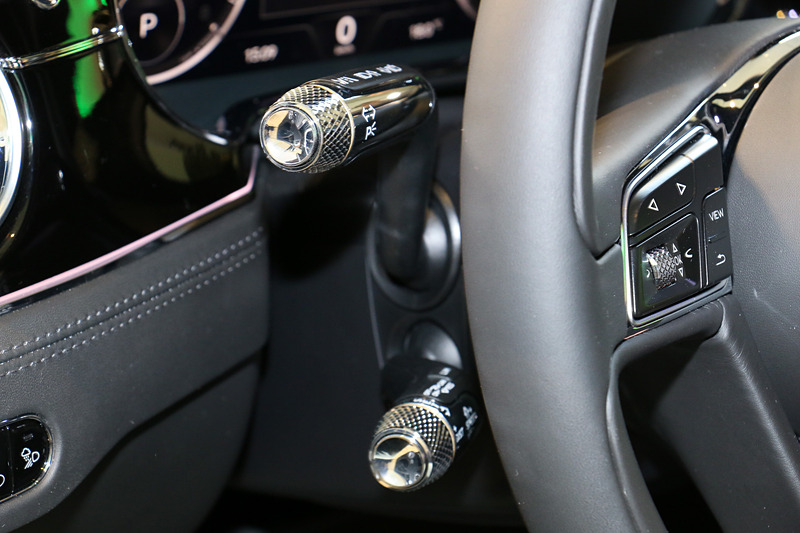 ダイヤル類の表面には、滑りにくく手触りでも操作する人を楽しませてくれるローレット加工を施す