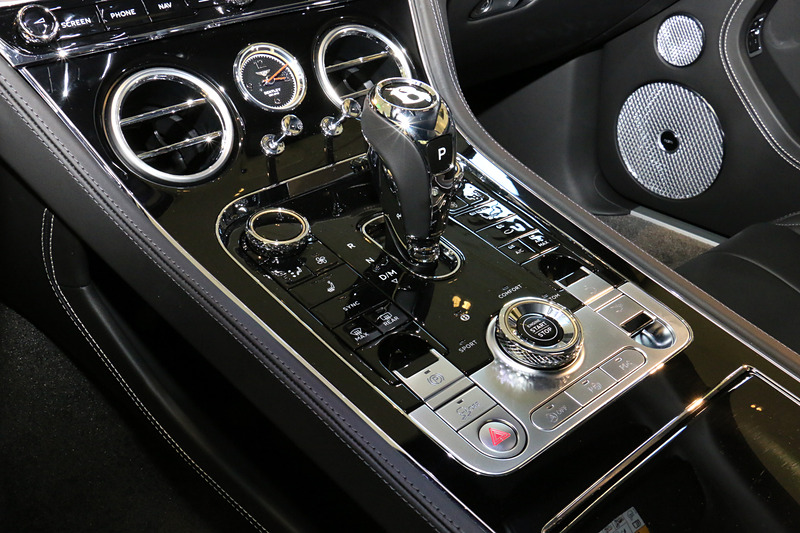 シフトセレクター後方にあるダイヤルで、「スポーツ」「コンフォート」「Bentley」「カスタム」という4つのドライブモードが選択可能