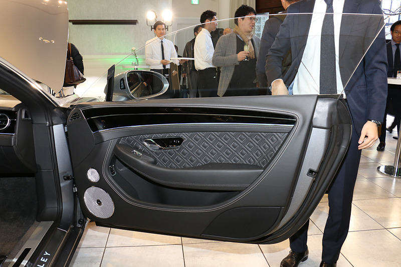 ドアパネル。撮影車両はオプションの「naim（ネイム）」のサウンドシステムを装備