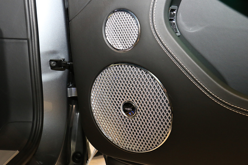 ドアパネル。撮影車両はオプションの「naim（ネイム）」のサウンドシステムを装備