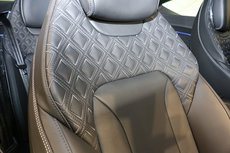 キルト加工が施されたシート表皮には、「ダイヤモンド イン ダイヤモンド」と呼ばれる新しいキルト地を用意。18カ月を要して新開発したミシンで施されるダイヤモンド模様は、内側にある1つのダイヤモンド模様だけで712のステッチで構成。ステッチを施すことで生地が伸縮することも考慮する必要があり、高い技術を要するキルト加工となっている