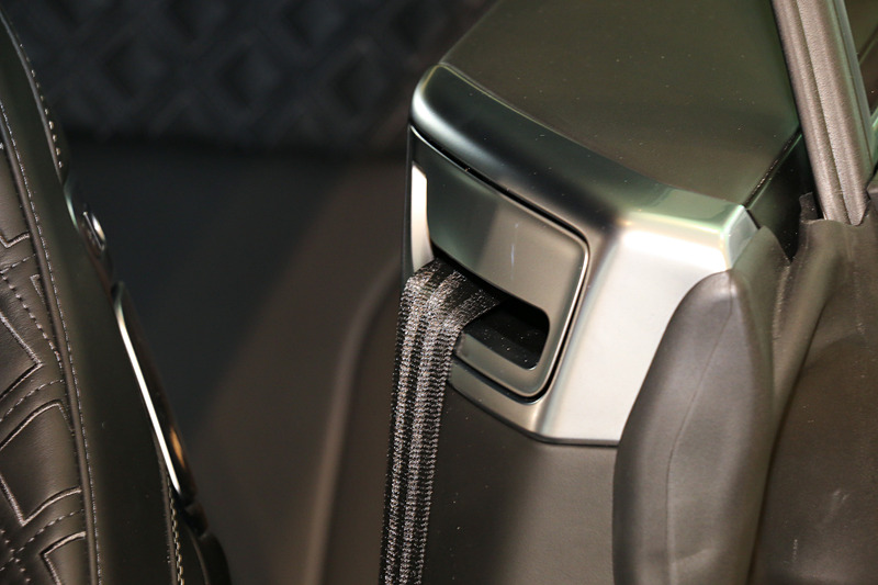 フロントシートのシートベルトは、ドアの開閉に連動してベース部分からアームが伸び、装着しやすいようアシスト