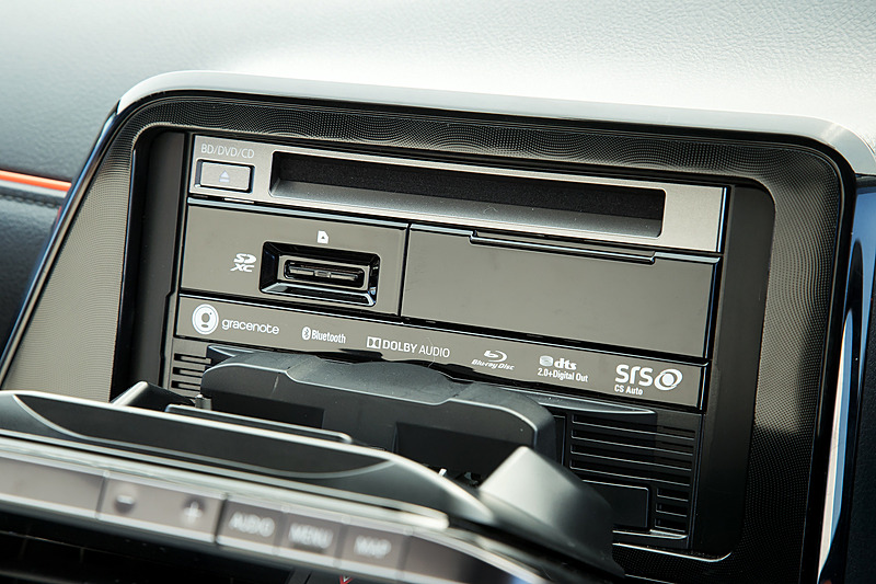 チルトも－20度～60度で調整可能。手前まで倒すとBlu-rayディスクやSDメモリーカードスロットにアクセスできる