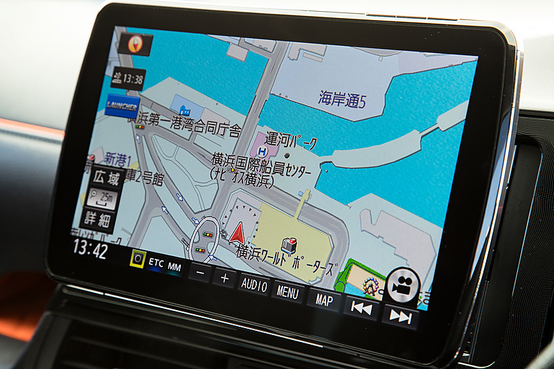 実際には見ることのないような角度でも画面はクッキリ。IPSパネルならではの視野角の広さだ