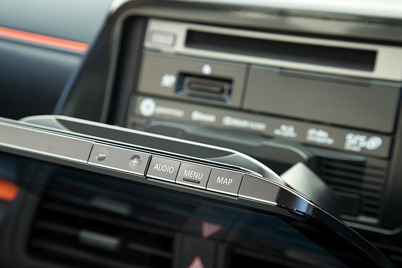 ボリュームやメニューのハードキーは画面上部に用意