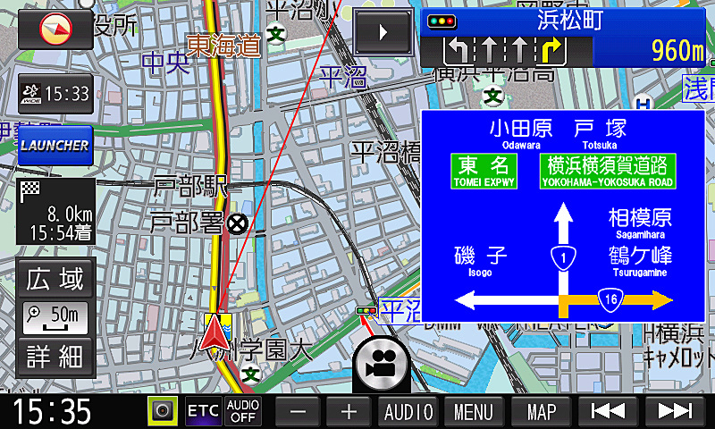 道路上に設置されているモノと同様の表示となる方面案内看板。ルート案内時は進行方向が色分けされる