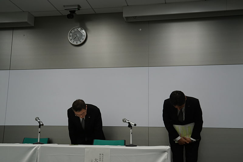 株式会社スバル 代表取締役社長 吉永泰之氏（左）と同 執行役員 品質保証本部長 大崎篤氏（右）