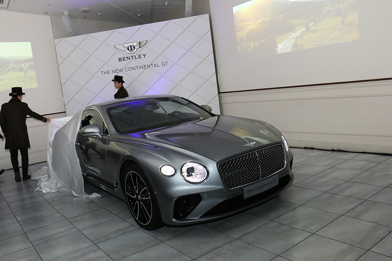 発表会内のアンベールで第3世代となる新型コンチネンタル GTを日本初公開