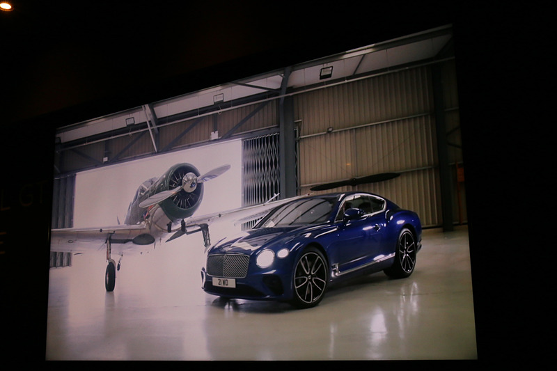 アルミパネルを「スーパーフォーミング」の技術で加工。滑らかな曲線などを航空機の外観から採り入れている