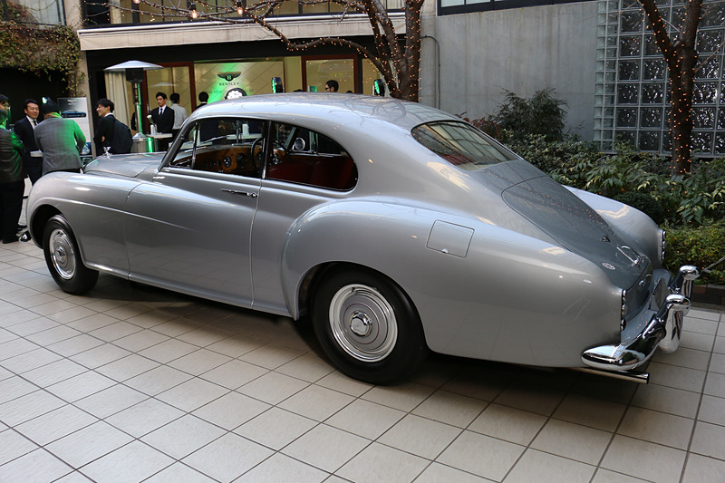 発表会の会場には、1955年式のベントレー Rタイプ コンチネンタルも展示された