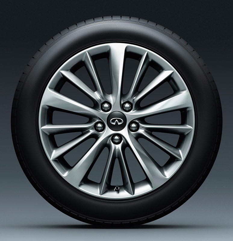 Type Pに装着されるクロームカラーコート18インチアルミホイール