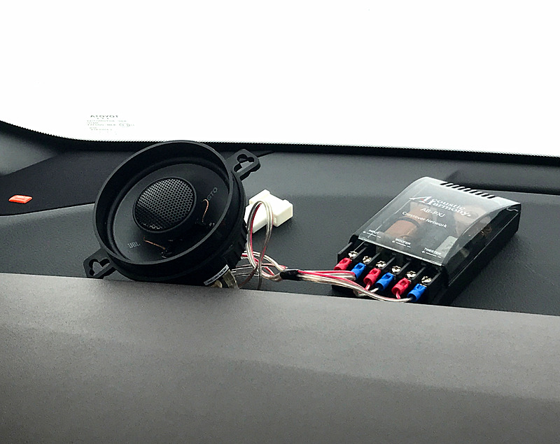 JBL製スピーカーと専用ネットワークのセット商品「SP-TCP1」