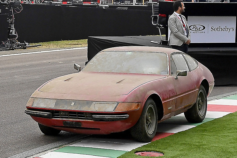 ホコリまみれのフェラーリ「365 GTB/4」がオークションに登場