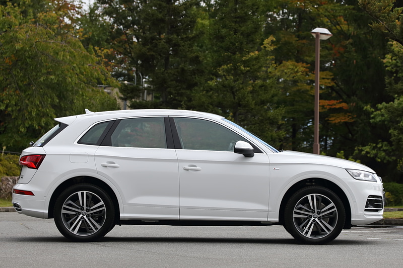 Q5 1st editionのボディサイズは4685×1900×1665mm（全長×全幅×全高）でホイールベースは2825mm。SQ5は全高が30mm低い1635mmとなるが、ほかの数値は同一