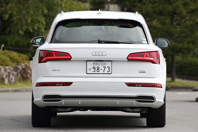 ボディカラーは「アイビスホワイト」。オプション装備などはとくに装着しておらず、価格は704万円