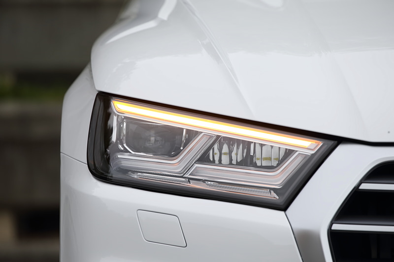Q5 1st editionはLEDヘッドライトを標準装備