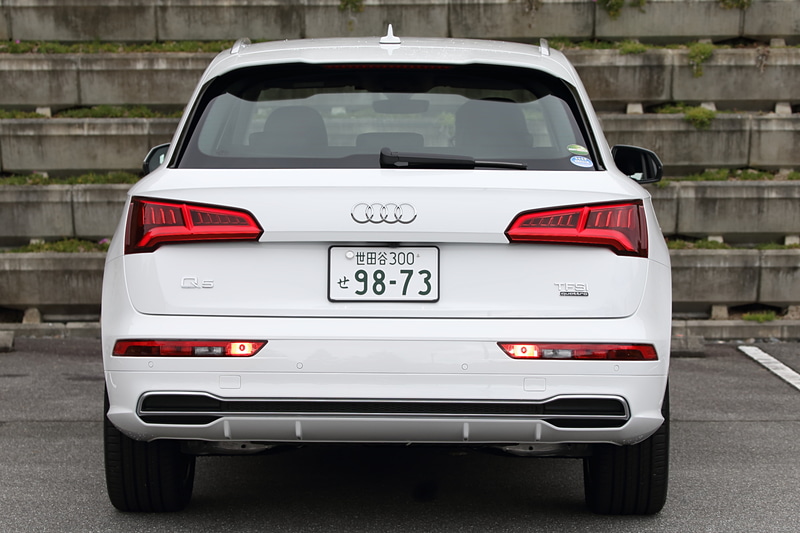 LEDリアコンビネーションランプも標準装備するが、リアバンパーに備える後退灯などは通常のバルブタイプとなる